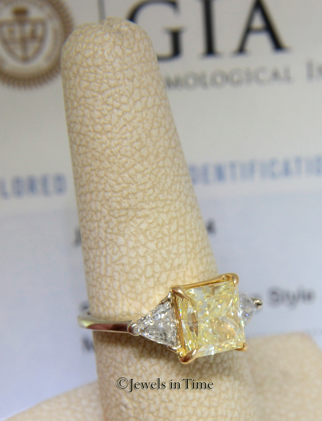 3.14 Carat Fancy Yellow Platinum 18k Yellow Gold Diamond Ring GIA Certificate 3.14 Carat Fancy Yellow Platinum 18k Yellow Gold Diamond Ring GIA Certificate