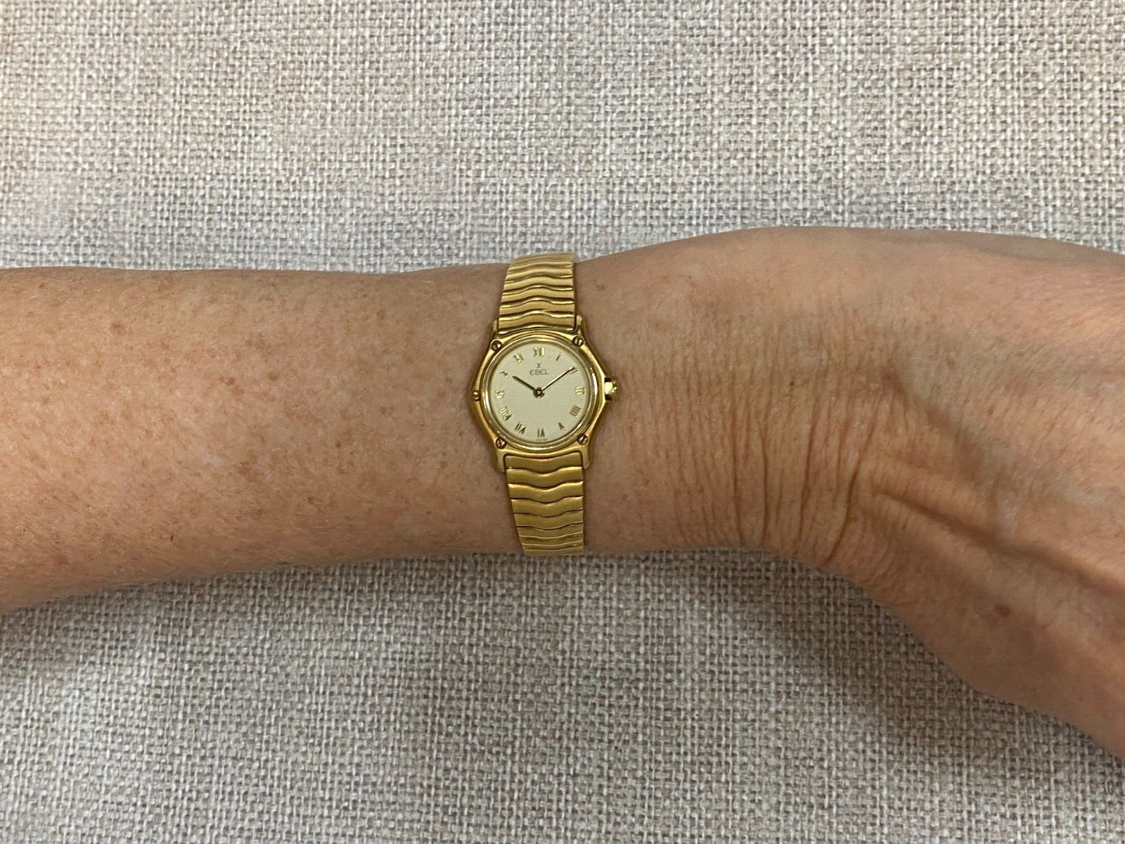 Ebel Classic Wave 18k Yellow Gold Sportwave Ladies Quartz 24mm Watch B/B 866901