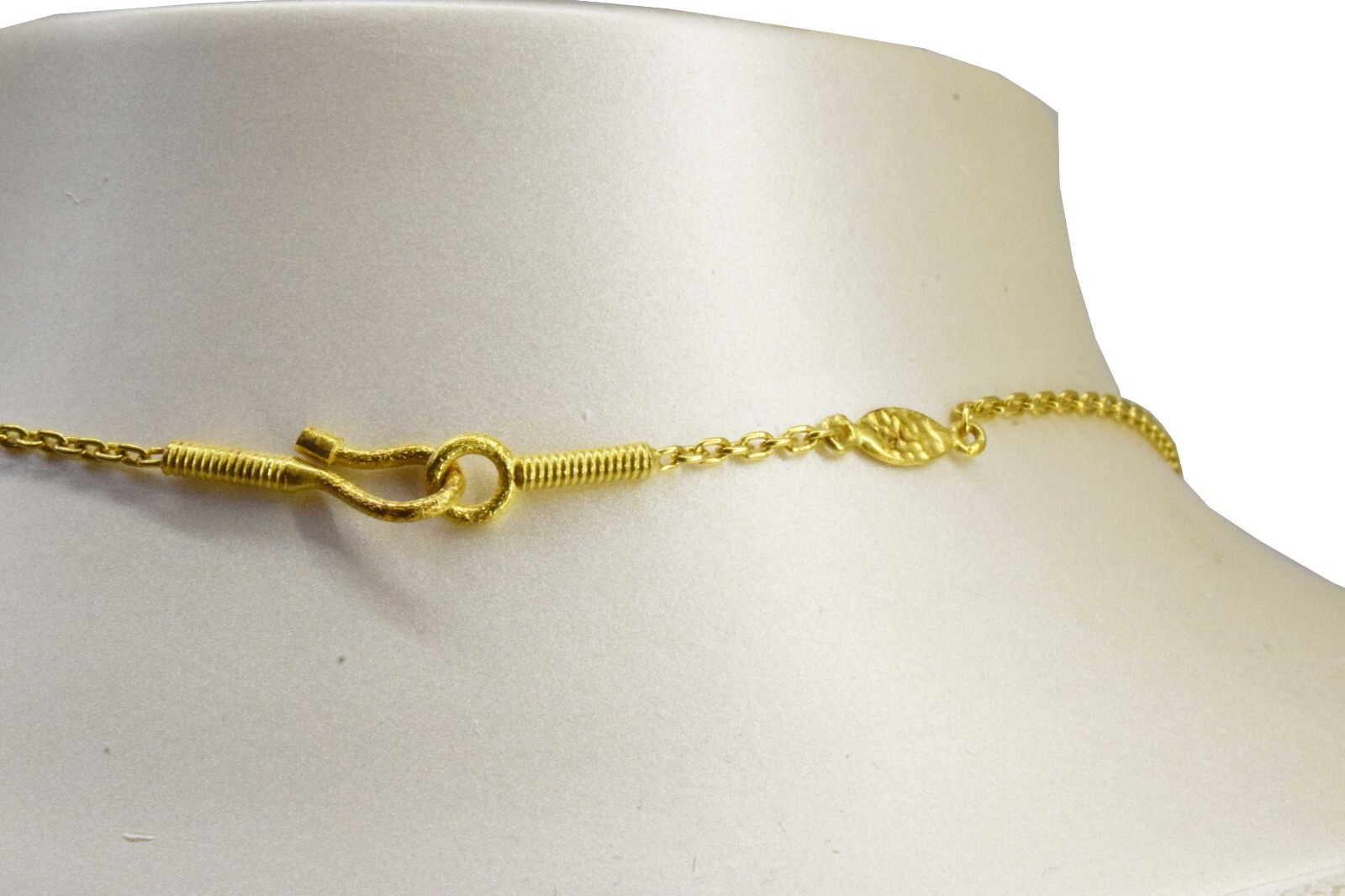 Ladies Pendant 8 Floating Diamonds 18k Gold 16" Chain